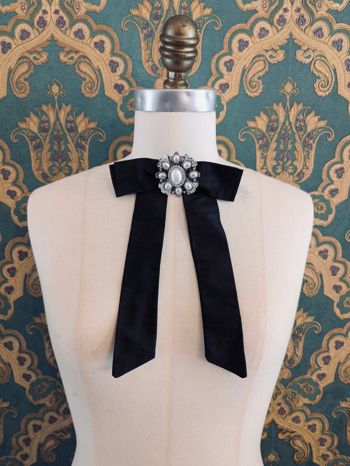 Duchessa Noir Bow Brooch