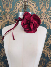 Load image into Gallery viewer, Bellucci Silk-Flower Choker - large
