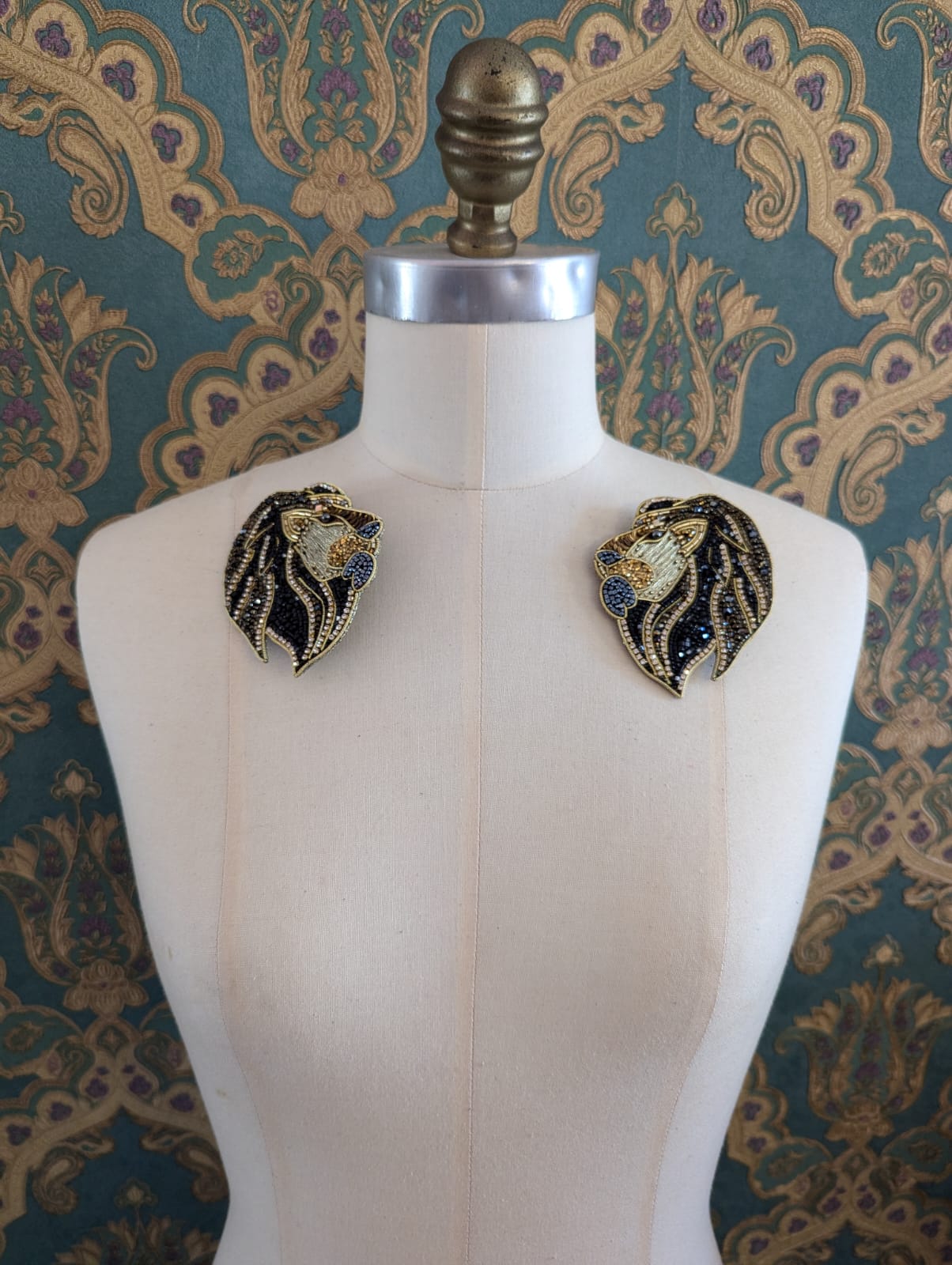 Mirrored Lion Brooch (set)