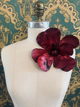 Load image into Gallery viewer, Magnolia d&#39;Arte Brooch
